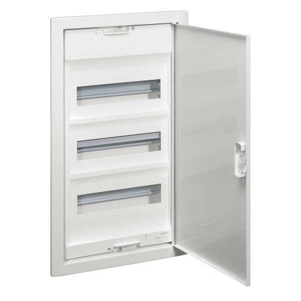 Legrand Coffret surface 3x12mod. porte Whitehe +earth terminal